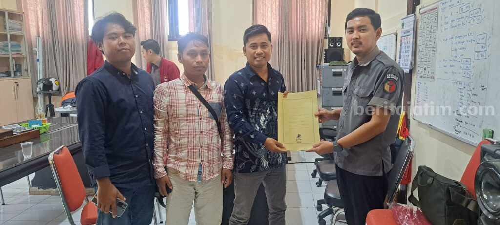 Tak Netral, Warga Bangkalan Laporkan PPS ke Bawaslu Warga Lerpak saat datanggi Bawaslu Bangkalan (Foto: Zamachsari/beritajatim.com)