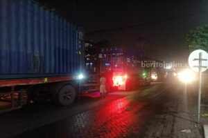 Kemacetan truck kontainer yang ingin memasuki kawasan Pergudangan Kalianak Madya 55, Selasa (19/12/2023) dini hari. (Foto/Anggadia).