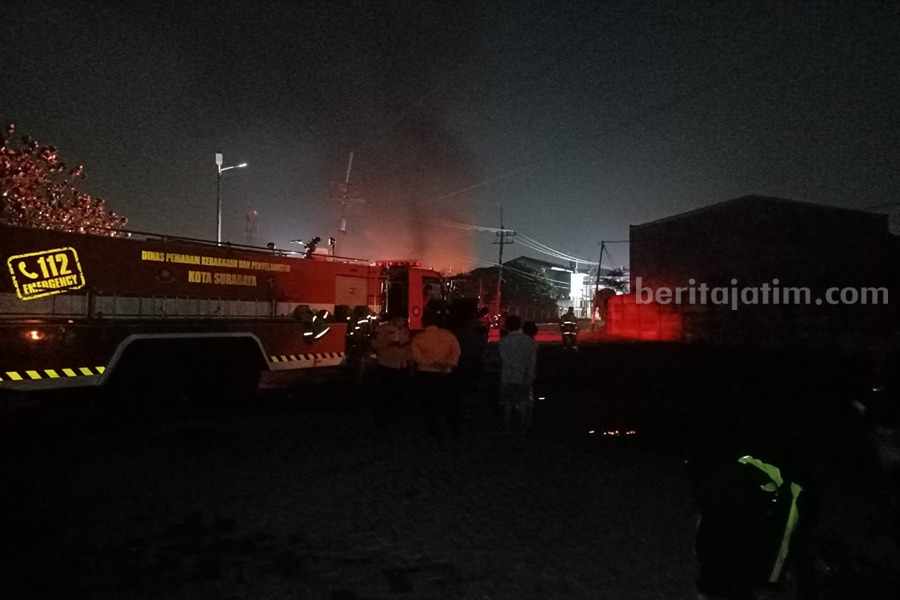 Aliran Listrik di Kawasan Pergudangan Kalianak Madya 55 mati karena kebakaran gudang tiner, Senin (18/12/2023) malam (foto/Anggadia).
