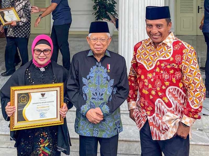 Catatkan Sejarah, Unesa Raih Status Kampus Informatif Unesa menerima penghargaan kampus informatif dalam Anugerah Keterbukaan Informasi Publik 2023 di Istana Wapres RI, Jakarta.