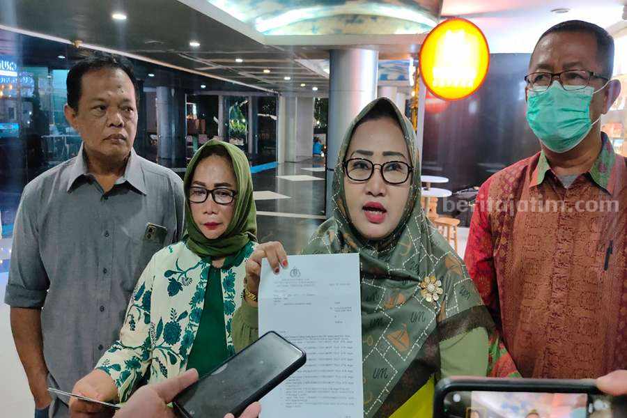 Sri Hartini (membawa kertas) saat diwawancarai Beritajatim.com, Selasa (19/12/2023) malam. (Foto/anggadia).