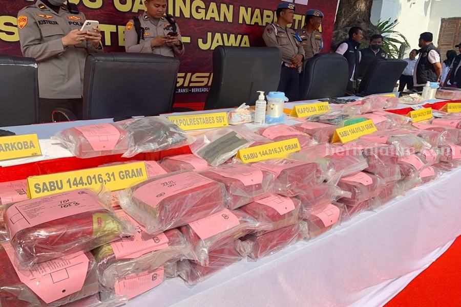 Polrestabes Surabaya Bekuk Pasutri Kurir 144 Kilogram Sabu Barang bukti pasutri kurir 144 kilogram sabu yang ditangkap Polrestabes Surabaya.