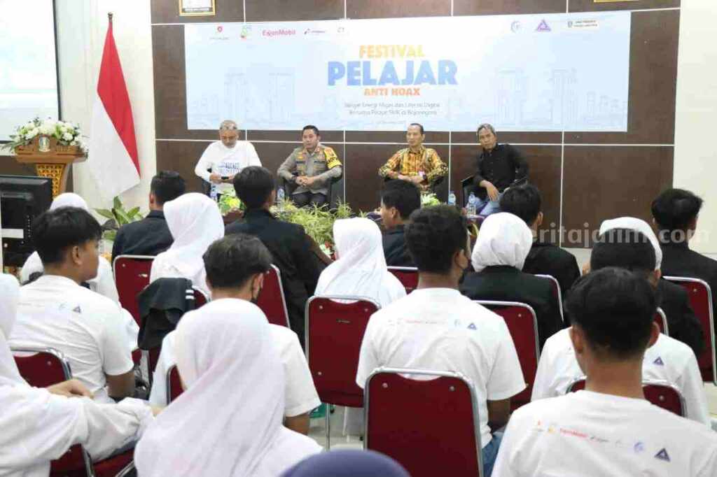 Para pelajar sedang memperhatikan pemaparan materi.