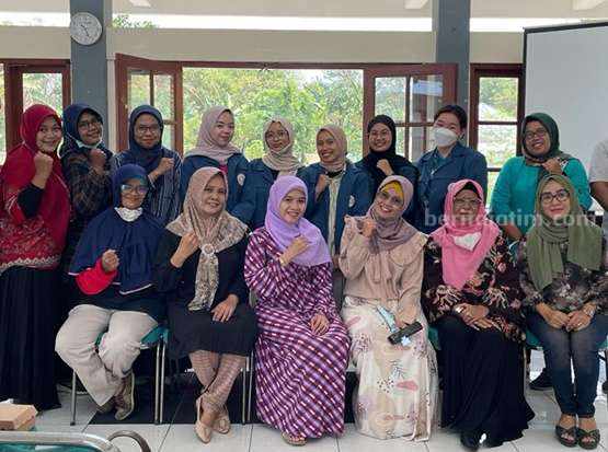 Dorong Percepatan Surabaya Zero Stunting, Mahasiswa Unair Sosialisasi Formula Pangan bagi Balita Mahasiswa Unair sosialisasi formula pangan bagi balita di Keputih, Surabaya.