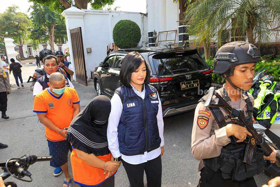 MT dan RT (baju orange) saat dikeler di Polrestabes Surabaya
