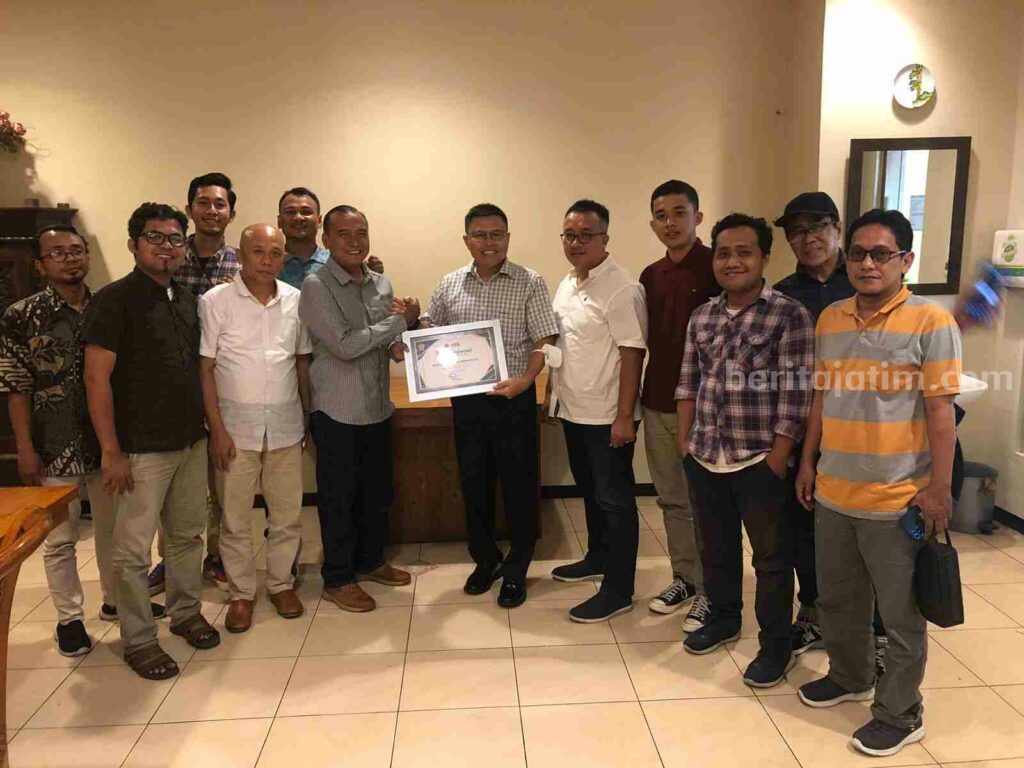 Pengurus PWI Gresik Diskusi Gayeng dengan Dekan Unhan RI Mayjen TNI Agus Winarna