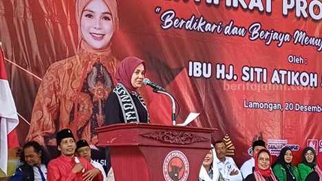 Atikoh Ganjar Serahkan Sertifikat UMKM saat Safari Politik ke Lamongan Siti Atiqoh Supriyanti, istri Ganjar Pranowo, saat melakukan safari politik di Lamongan, Rabu (20/12/2023)