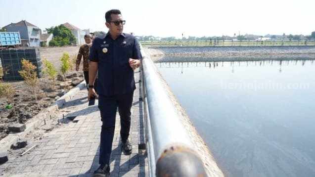 Pj Wali Kota Mojokerto Moh Ali Kuncoro saat meninjau pembangunan kolam retensi di Kelurahan Kedundung, Kecamatan Magersari. [Foto : ist]