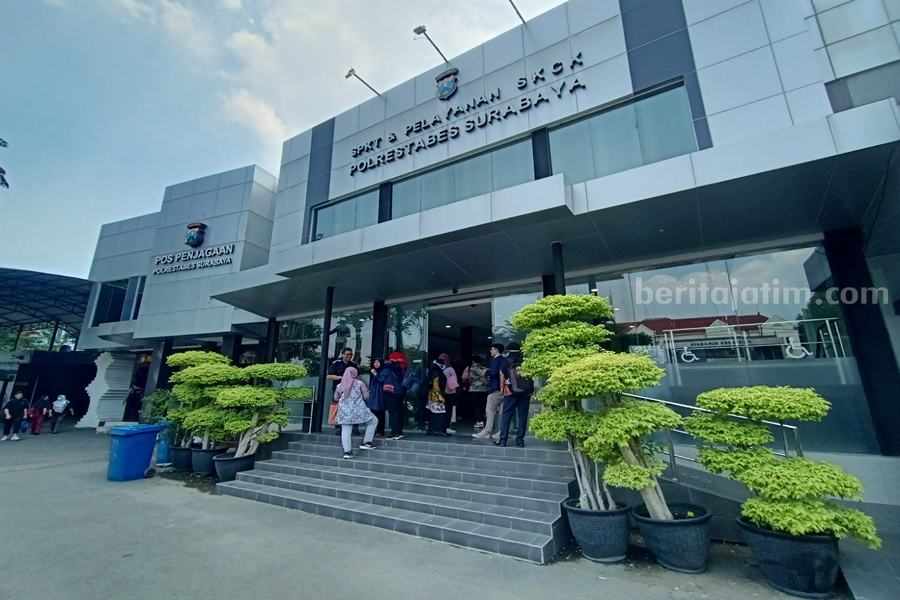 Gedung SPKT dan Pelayanan SKCK Polrestabes Surabaya, Kamis (21/12/2023). (Foto/anggadia).