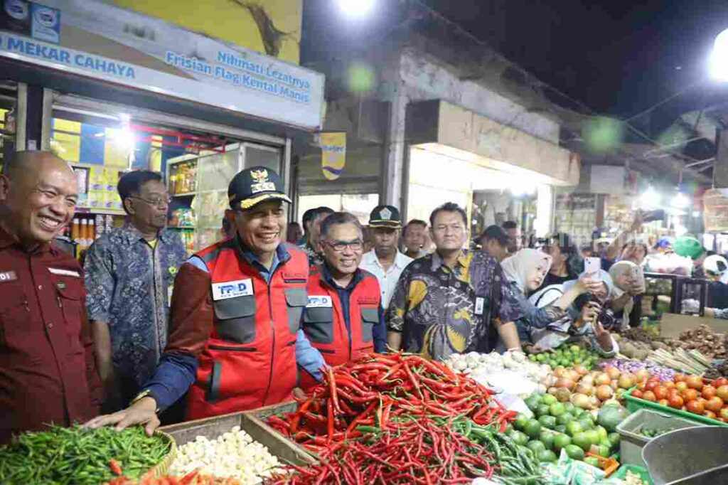 Sidak Sejumlah Tempat, Pj Wali Kota Malang Pastikan Bahan Pokok Aman Wali Kota Malang, Wahyu Hidayat di Pasar Besar. (Bagian Protokol dan Komunikasi Pimpinan Setda Kota Malang)