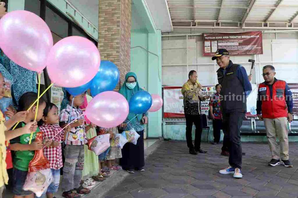 Pj Wali Kota Malang : Bulan Timbang Untuk Tekan Stunting Pj Wali Kota Malang, Wahyu Hidayat, meninjau pelaksanaan bulan timbang di Kantor Kelurahan Kasin.