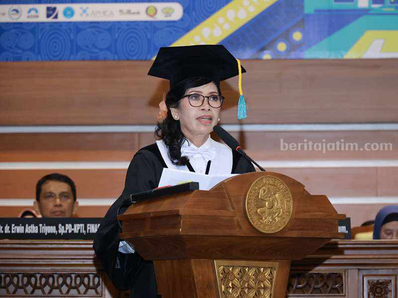 Prof Dr Dra Ni Wayan Sartini MHum memaparkan orasi ilmiahnya pada pengukuhan guru besar Unair.