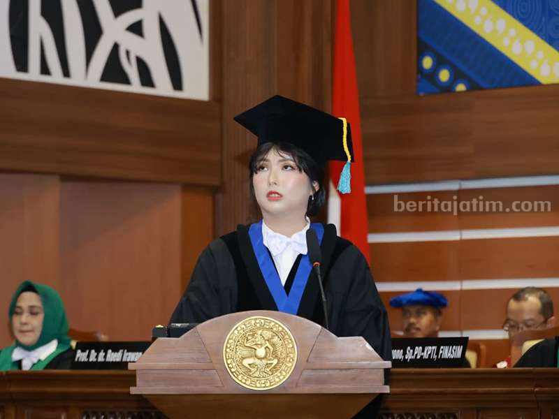 Guru Besar Kehormatan Unair Beber Pentingnya Pengembangan Vaksin Prof (HCUA) Carina Dewi Joe BSc MSc PhD memaparkan orasi ilmiah pada pengukuhannya sebagai Guru Besar Kehormatan Unair.