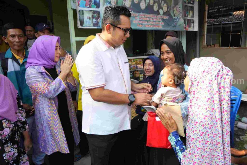Pj Wali Kota Mojokerto, Ali Kuncoro didampingi istri saat memberikan sejumlah bantuan susu dan makanan bagi balita stunting. [Foto : ist]