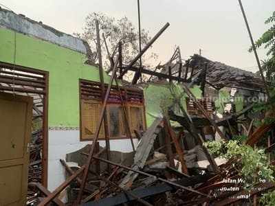 Kondisi bangunan SDN Ngingasrembyong di Desa Ngingasrembyong, Kecamatan Sooko, Kabupaten Mojokerto yang ambruk. [Foto : ist] 