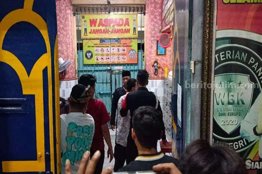 Mantan Kades Kalidandan Probolinggo bernama Trawi saat diamankan aparat kepolisian.