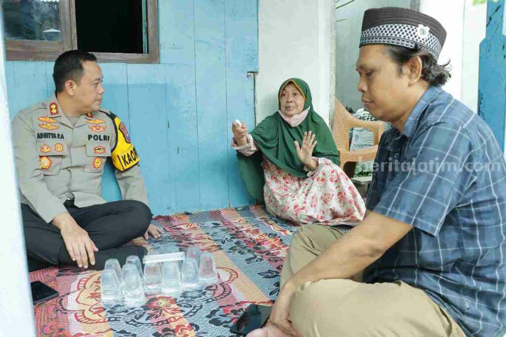 Kapolres Gresik AKBP Adhitya Panji Anom mendengarkan curhat dari warga