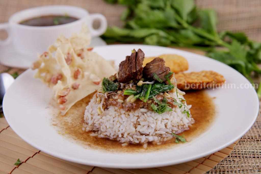 Tampilan menu kuliner asli Banyuwangi, Pecel Rawon. (ist)