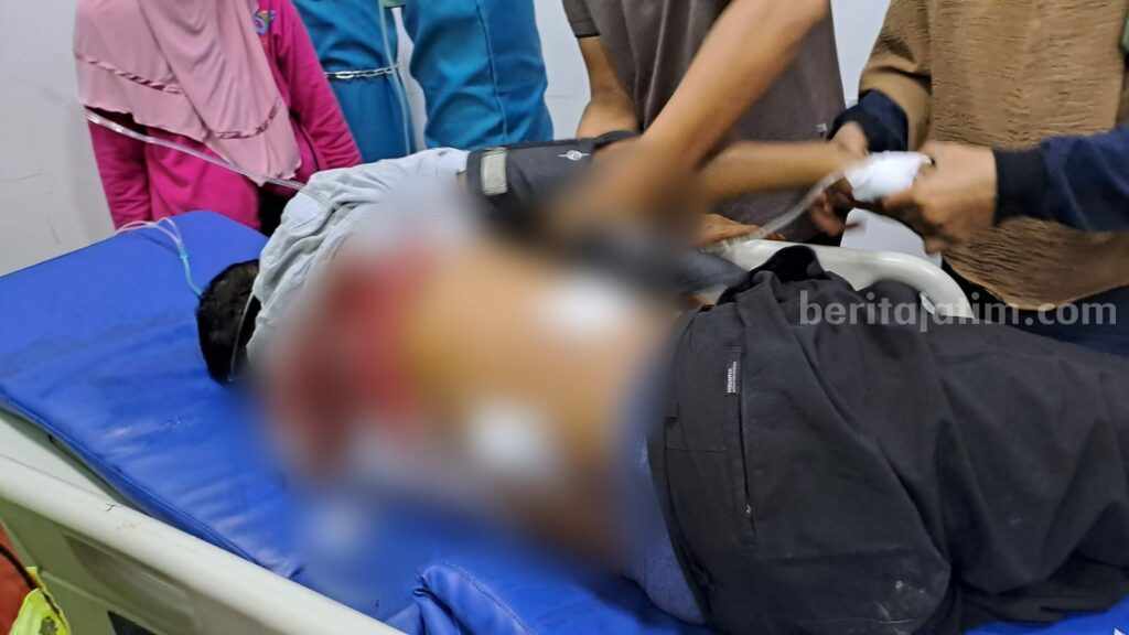 Warga Pantura Sampang Korban Penembakan Dirujuk ke RS dr Soetomo Korban inisial M sekaligus tokoh masyarakat Pantura Sampang yang menjadi korban penembakan orang tak dikenal (Foto: Zamachsari/beritajatim.com)