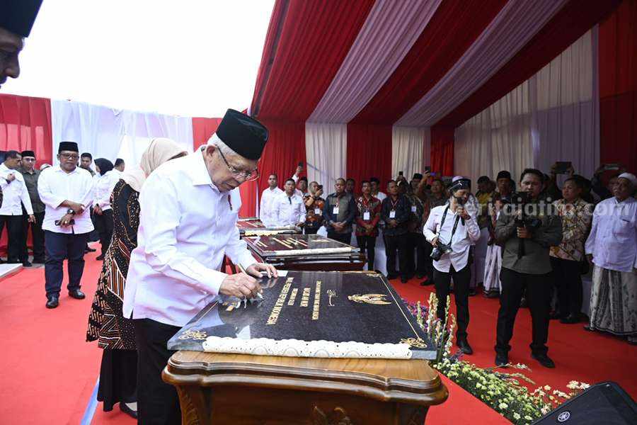 Wapres Ma'ruf Amin saat melakukan penandatanganan masjid di rest area Pandaan - Malang.