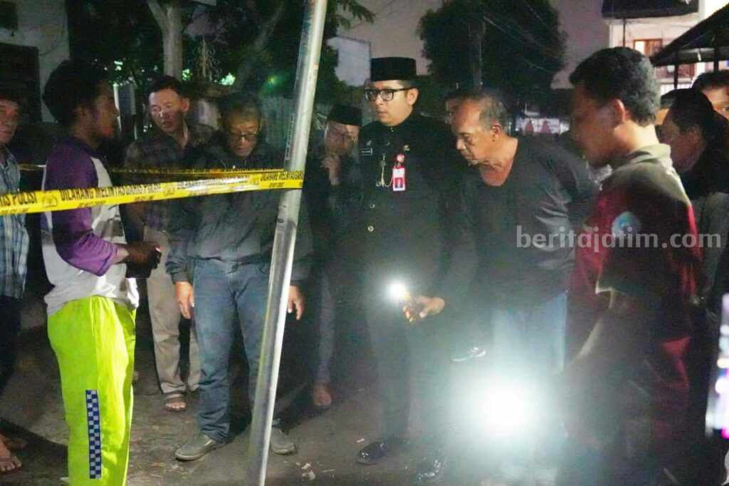 Pj Wali Kota Mojokerto Moch Ali Kuncoro saat mengecek PJU yang tak sesuai standart di Mentikan Gg 1, Kelurahan Mentikan Kecamatan Prajurit Kulon. [Foto : ist]