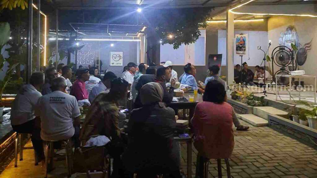 Barisan RFG Kota Mojokerp nobar Debat Cawapres di salah satu cafe di Kecamatan Magersari Kota Mojokerto, Jumat (23/12/2023) malam. [Foto : ist]