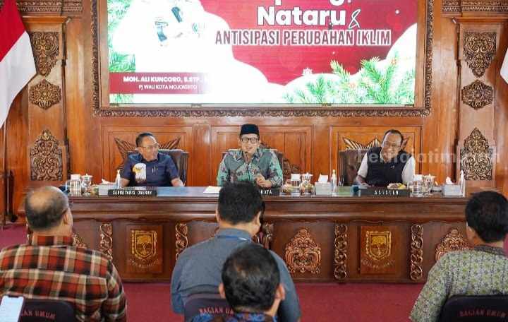 Pj Wali Kota Mojokerto, Ali Kuncoro saat bertemu Camat dan Lurah se-Kota Mojokerto serta OPD terkait di Pendopo Sabha Kridatama, Rumah Rakyat. [Foto : ist]