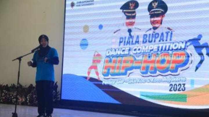 Bupati Mojokerto Ikfina Fahmawati membuka Dance Competition Hip-Hop Piala Bupati Mojokerto tahun 2023 di GOR Dinas Pendidikan Kabupaten Mojokerto. [Foto : ist]