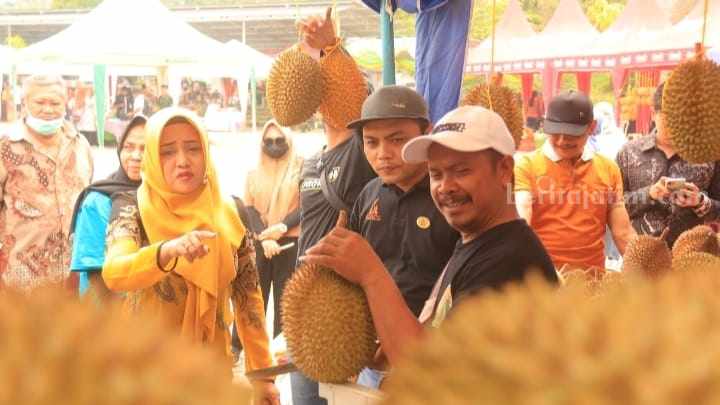 Bupati Mojokerto Ikfina Fahmawati membuka secara resmi event TBD di Area Parkir Paseban Agung, Desa Trawas, Kecamatan Trawas, Kabupaten Mojokerto. [Foto : ist]