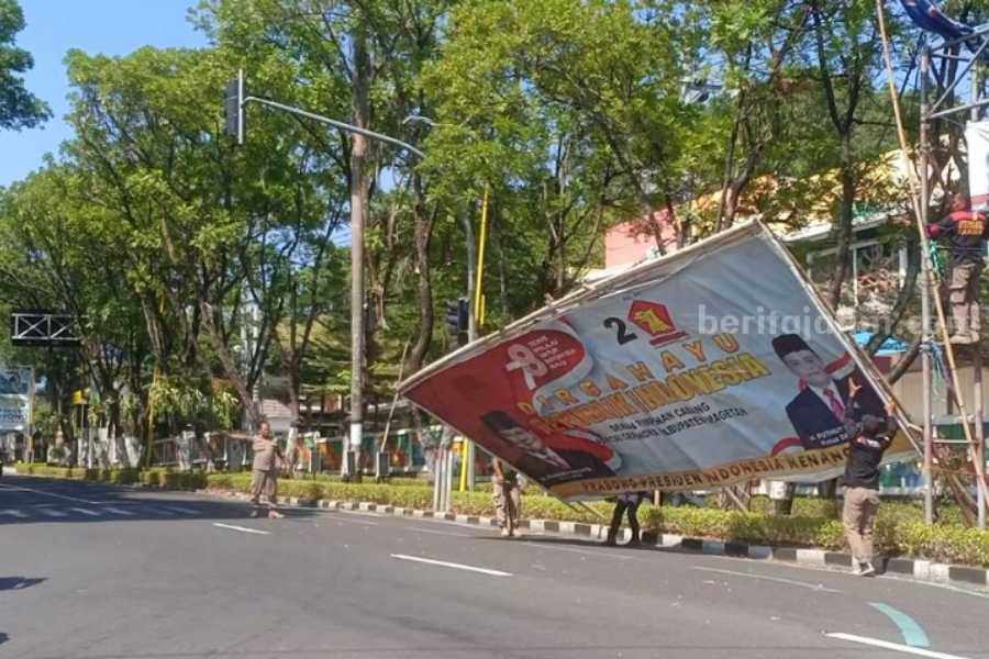 Bawaslu Magetan Tertibkan Puluhan APK yang Langgar Aturan