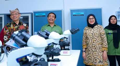 Bupati Banyuwangi Ipuk Fiestiandani dan Rektor Unair Prof. Dr. Mohammad Nasih