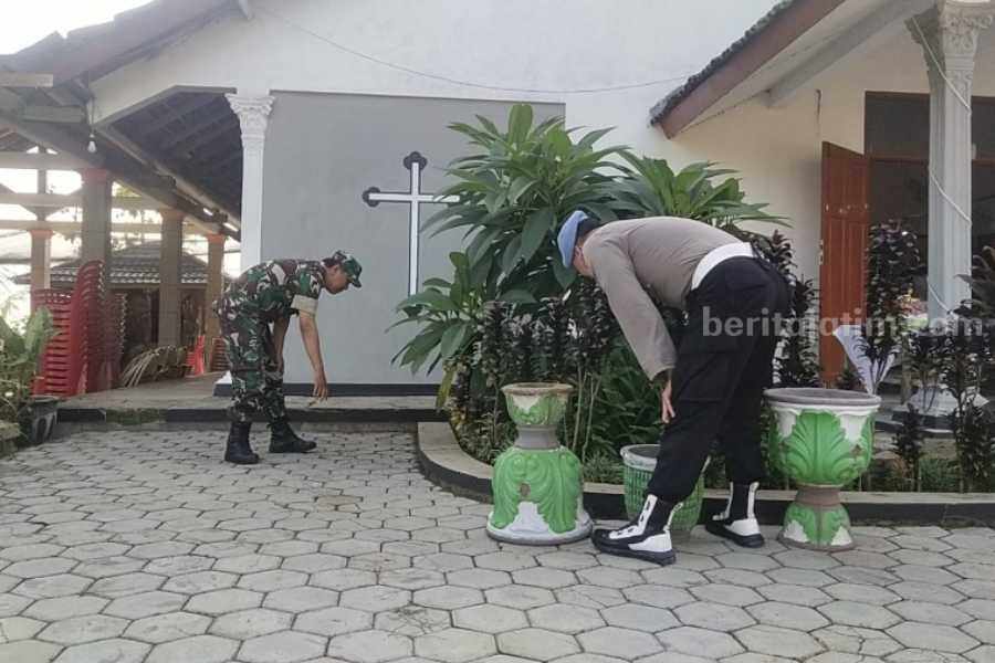 Polres Ngawi Sterilisasi 94 Gereja Jelang Perayaan Natal Pengamanan gereja menjelang Natal di Ngawi.
