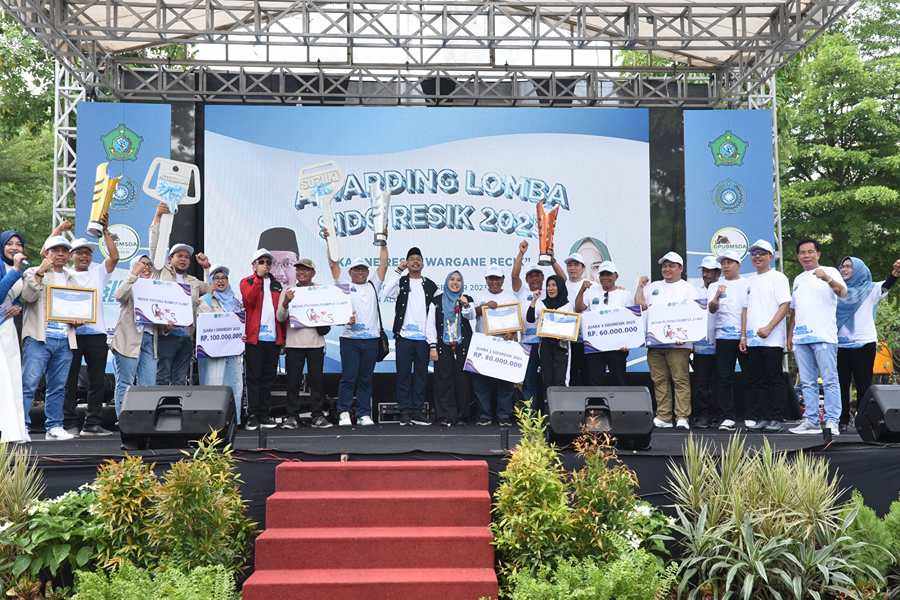 Para pemenang lomba Sido Resik bersama Bupati Sidoarjo Gus Muhdlor dan Ning Sasha