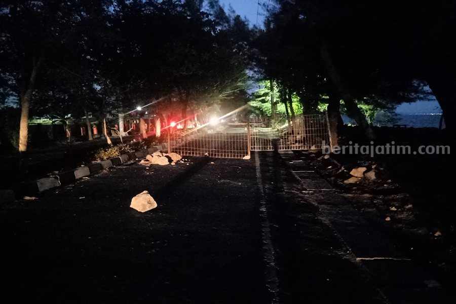 Jalan Kyai Tambak Deres (Kenjeran Watu-Watu) yang ditutup pedagang, Minggu (24/12/2024). (Foto/Anggadia).
