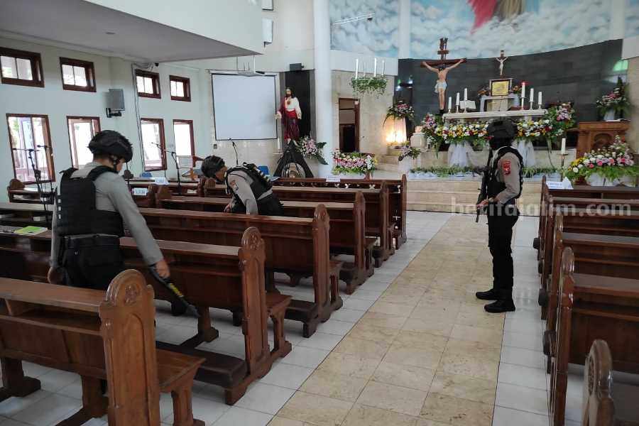 Polres Magetan saat melakukan sterilisasi di Gereja Katolik Regina Pacis, Kelurahan Tawanganom, Kecamatan/ Kabupaten Magetan, Minggu (24/12/2023)