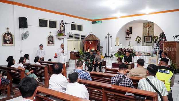 Bupati Lamongan Tinjau 2 Gereja dan Pantau Pos Nataru foto beritajatim