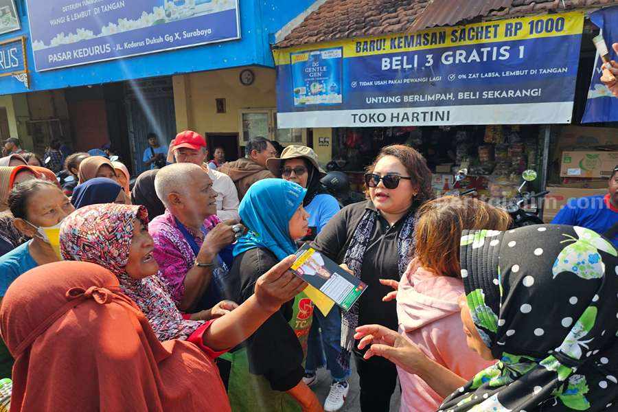 Caleg Gerindra, Ninayanti saat bagikan sembako