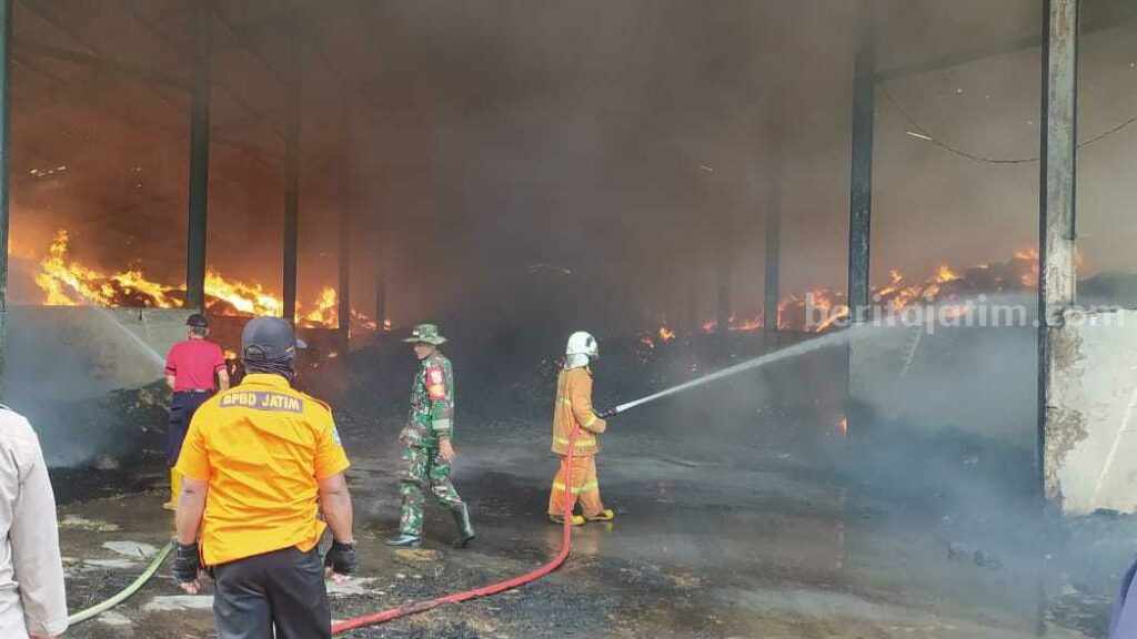 Petugas BPBD Kabupaten Mojokerto melakukan pemadaman di gudang pabrik jamur di Desa Jatirejo, Kecamatan Jatirejo, Kabupaten Mojokerto. [Foto : ist]