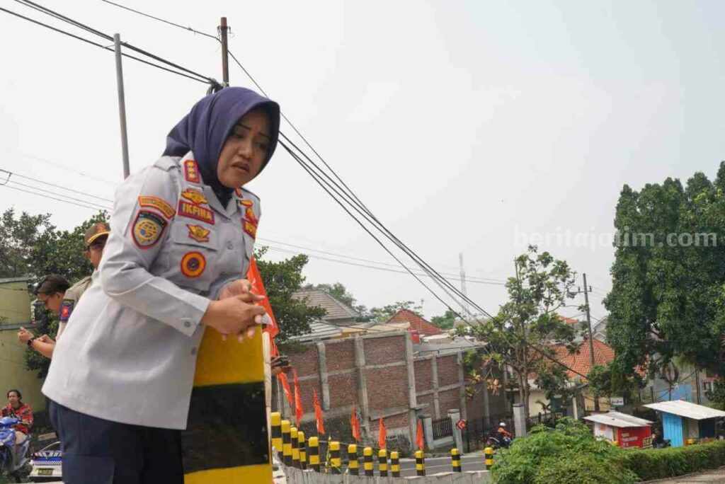 Bupati Mojokerto Ikfina Fahmawati saat survei jalur rawan macet dan laka dalam rangka pengamanan Nataru 2023. [Foto : ist]