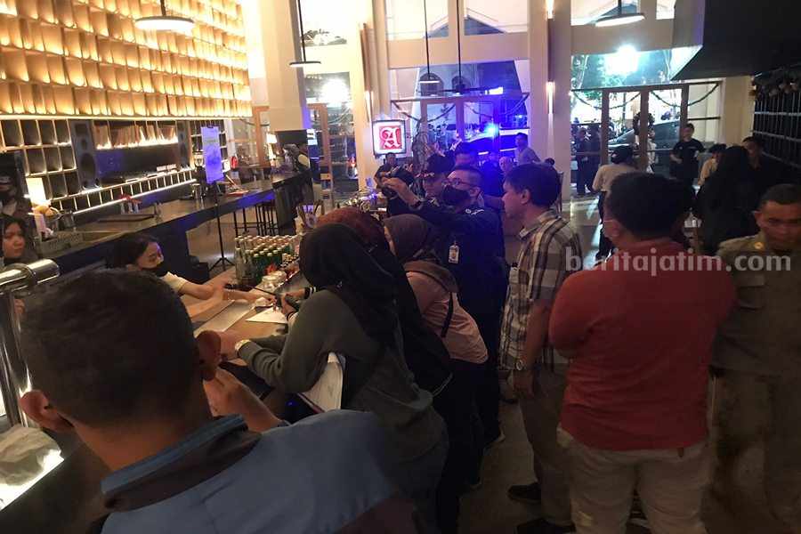 Nekat Beroperasi saat Malam Natal, Satpol PP Panggil 5 Tempat Hiburan di Surabaya Locahand di Jalan Tunjungan saat didatangi oleh petugas Satpol PP Surabaya
