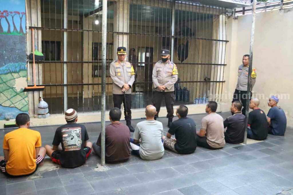 Kapolresta Mojokerto, AKBP Daniel Somanonasa Marunduri saat berinteraksi dengan para tahanan di rutan Mapolresta Mojokerto. [Foto : ist]