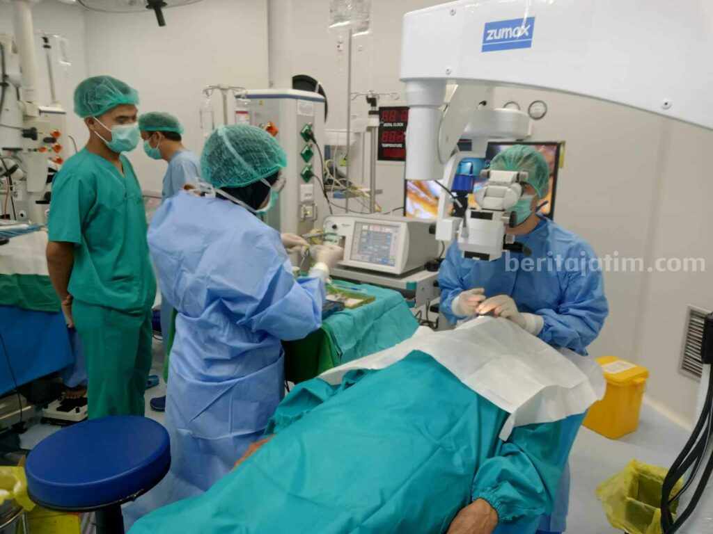 Foto lansia saat menjalani operasi katarak gratis