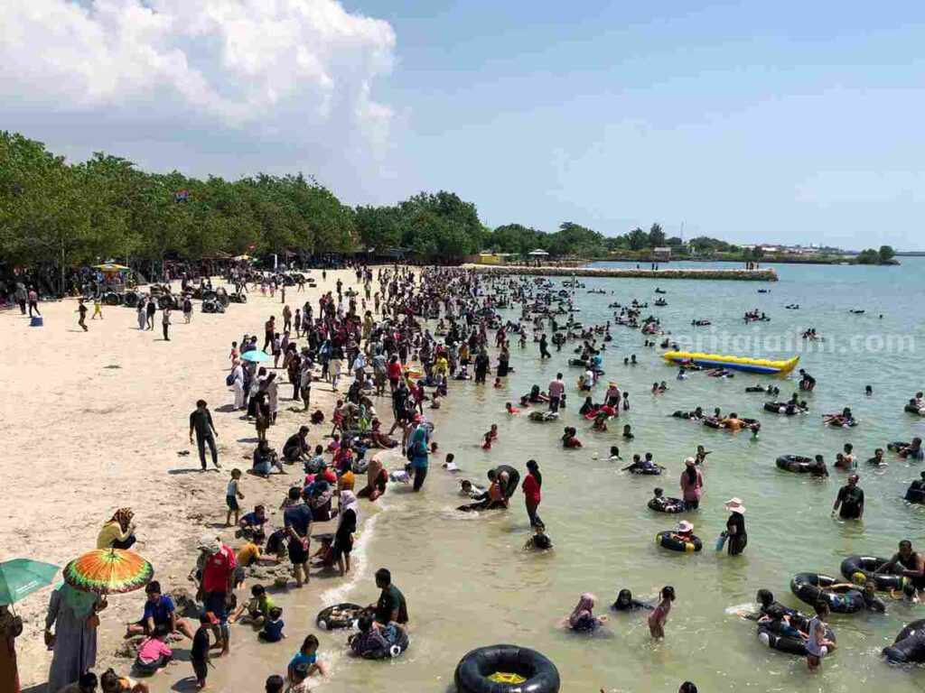 Libur Nataru, Pantai Dalegan Gresik Diserbu Wisatawan Foto Pantai Dalegan Gresik diserbu wisatawan saat libur natal dan tahun baru