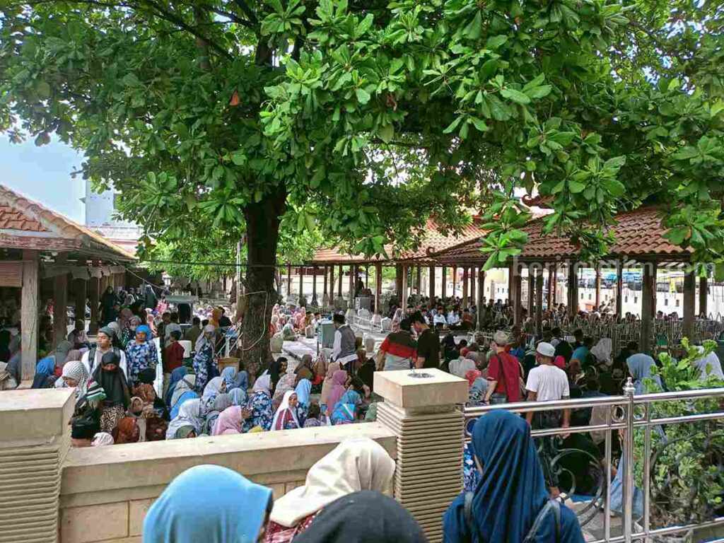 Peziarah Makam Maulana Malik Ibrahim Gresik dan Sunan Giri Membludak foto beritajatim