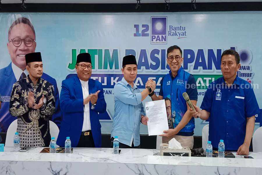 Fokus Menangkan Pileg, PAN Usung Wabup Mojokerto di Pilkada 2024 Ketua DPW PAN Jatim, Ahmad Rizki Sadig saat berikan rekom ke Gus Barra