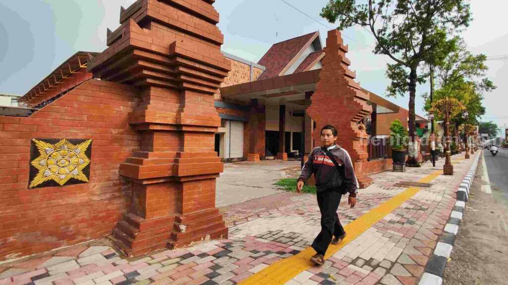 Gedung Olahraga dan Seni Majapahit Kota Mojokerto yang diberi sentuhan budaya dan arsitektur Majapahit. [Foto : ist]