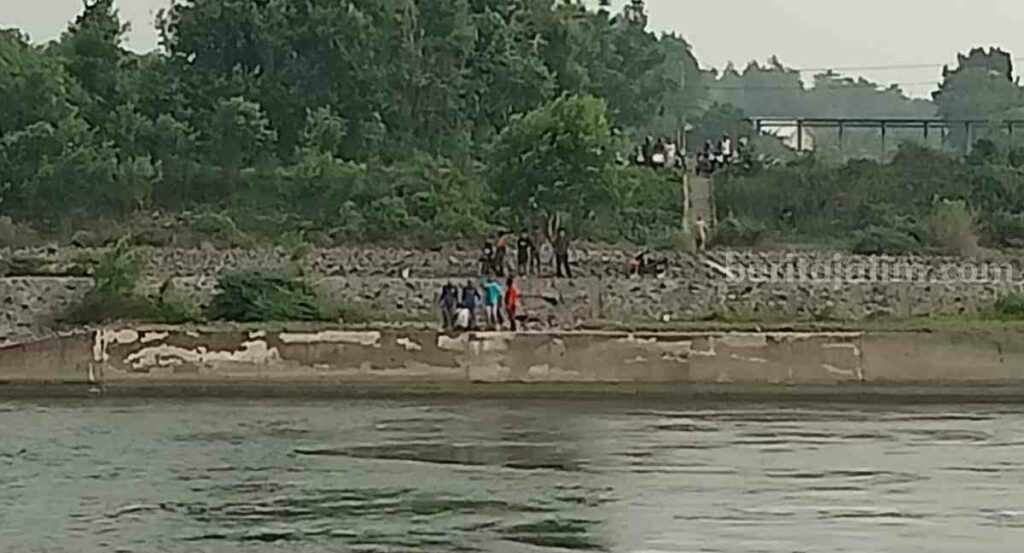 Lokasi korban tersambar petir di tepi Sungai Brantas Dam Sipon, Desa Pagerluyung, Kecamatan Gedeg, Kabupaten Mojokerto. [Foto : ist]