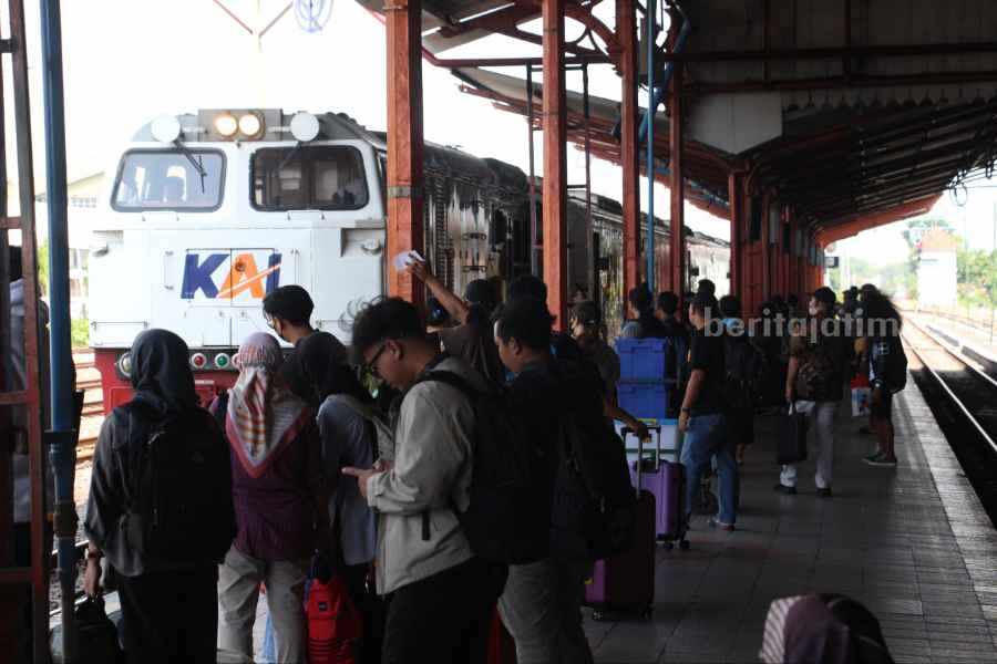 Aktivitas naik turun penumpang di Stasiun Madiun