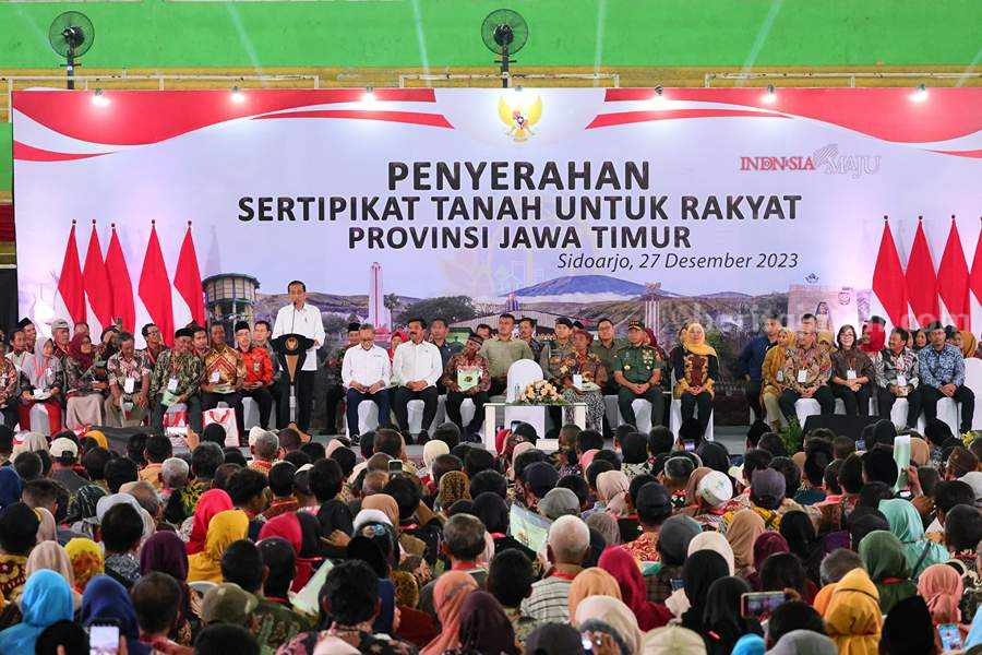 Presiden Bagi Sertifikat PTSL dan Wakaf Tanah Sidoarjo Presiden RI Jokowi bagikan sertifikat program PTSL di GOR Serbaguna Sidoarjo