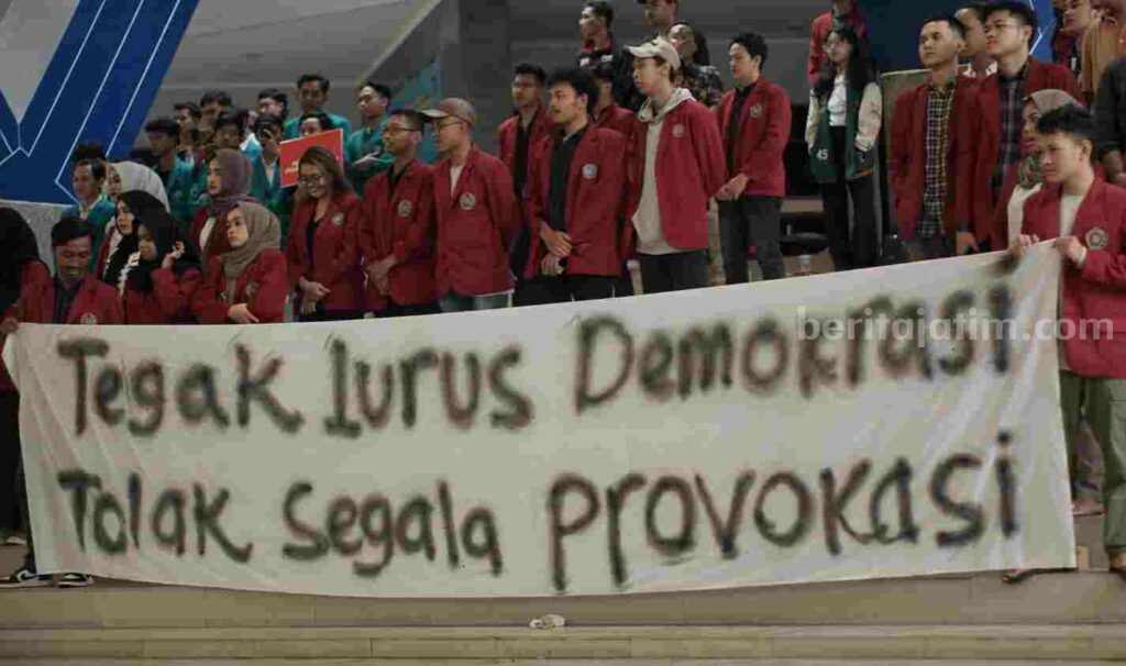 Mimbar Demokrasi Mahasiswa Se-Malang Raya, Koordinator Aksi: Jangan Memersonifikasi Pejabat Pamflet mimbar demokrasi mahasiswa se Malang Raya (Foto: Istimewa)